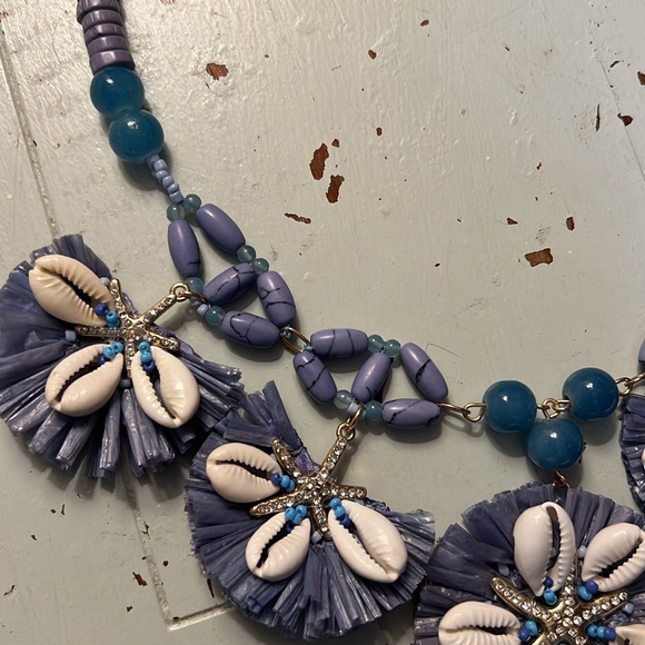 Chico’s Periwinkle Shell Bib Necklace. - Picture 8 of 9